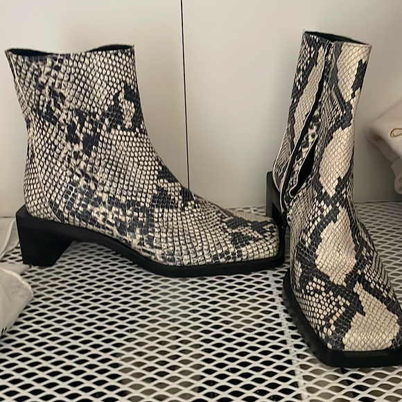 Brand new, never worn size 6.5 but fits like a 7. Pure leather. - Picture 5 of 6